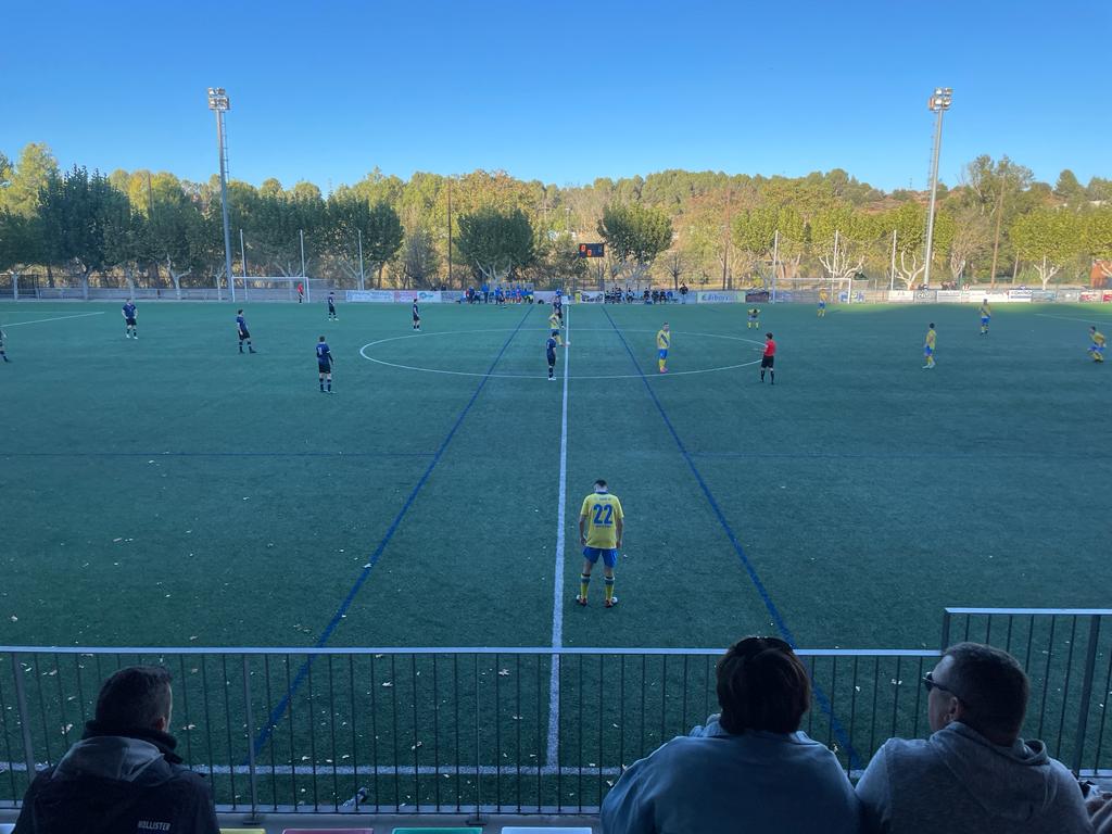 Continuem la tarda de #futbolcat desde el Municipal de Sant Joan de Vilatorrada partit de #2cat4A el @FCJoanenc1923 dirigit per <a href="/marc_viladrich/">Marc Viladrich</a> rep la del <a href="/AtleticJuniorFC/">Atlètic Junior F.C.</a> #treballitreball