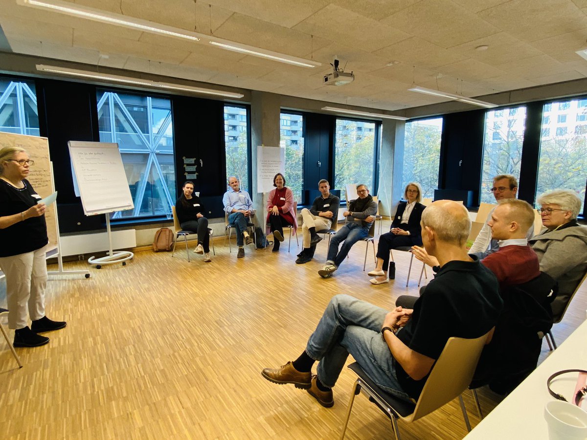gruenemitte's tweet photo. Einblick in den Gremien-Workshop: Wie treffen wir tragfähige Entscheidungen, welche Gremien braucht es? Gemeinsam mit unserer Bürgermeisterin von #Mitte @StefRemlinger & @GrueneFraktionB-Vorsitzenden @SilkeGebel entwickeln unsere Mitglieder konkrete Vorschläge💡📝 #MitteLab (5/) https://t.co/PMWa9IEk51