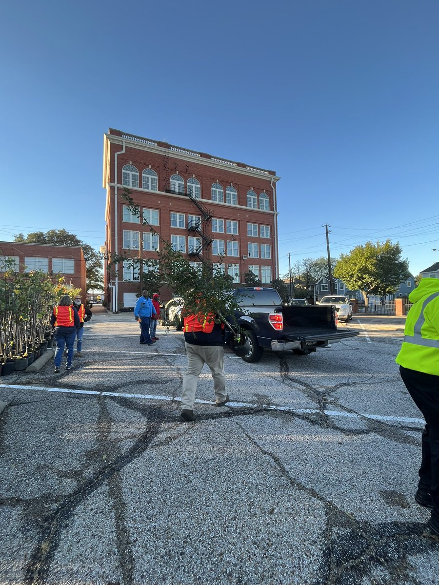 mytrinityriver's tweet photo. Dallas residents participating in Branch Out Dallas pickup FREE 5-gallon trees on Dallas Arbor Day. #BranchOutDallas @CityOfDallas @DallasParkRec @311Dallas https://t.co/WVEp8cxNxx
