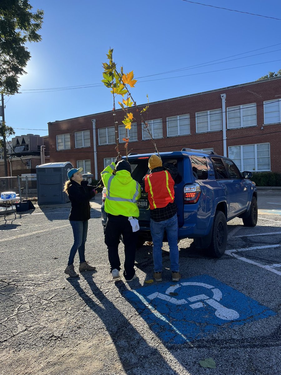 mytrinityriver's tweet photo. Dallas residents participating in Branch Out Dallas pickup FREE 5-gallon trees on Dallas Arbor Day. #BranchOutDallas @CityOfDallas @DallasParkRec @311Dallas https://t.co/WVEp8cxNxx