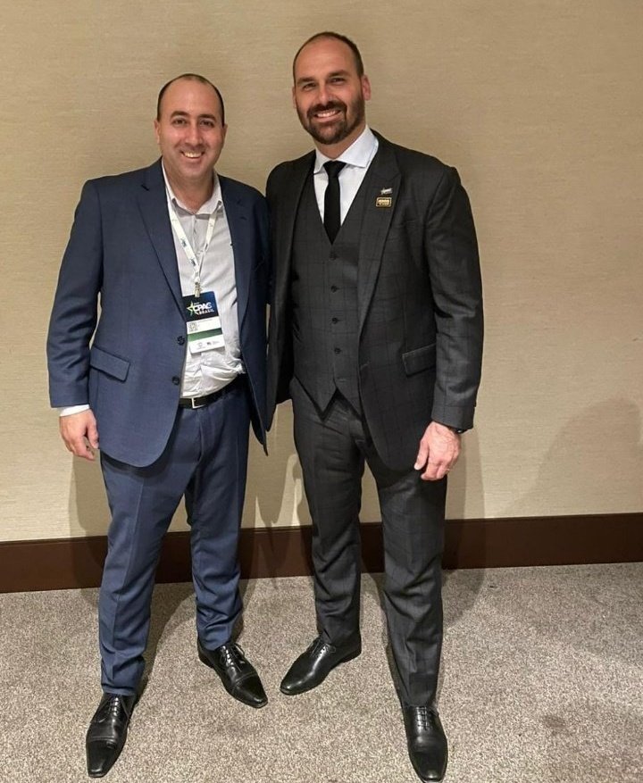 <a href="/BolsonaroSP/">Eduardo Bolsonaro🇧🇷</a> Explica essa foto aqui primeiro. O que o "auditor" argentino fazia na sua casa em outubro?