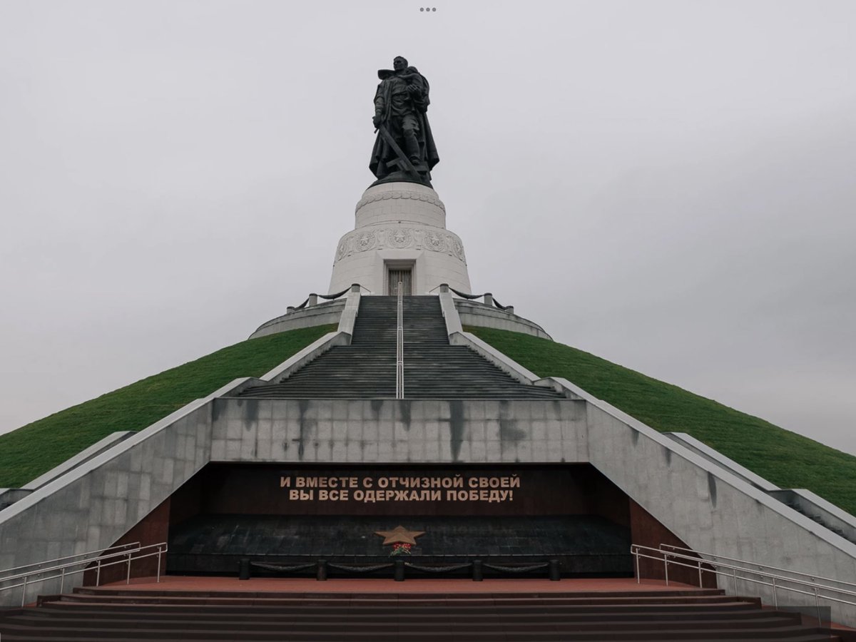 В Кемерове 3 ноября торжественно открыли мемориал воину-освободителю - точную копию памятника в Трептов-парке Берлина. 12-метровый монумент весом в 28 тонн вырос на высоком кургане рядом с Президентским кадетским училищем. Мемориал построили всего за 9 месяцев.