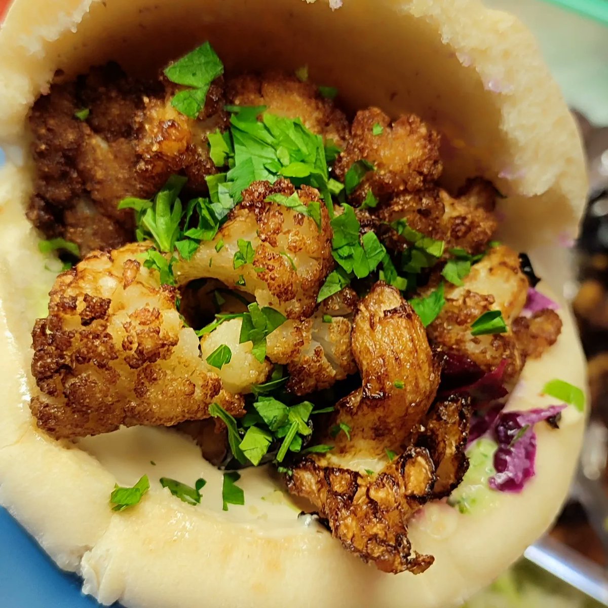 thecheekypea's tweet photo. With Tahini or without?🙃🙂
OMG this fried cauliflower pitta pocket is amazing 😍.
Wanted to add some vegan chicken but I just love it as it is❤️
Lots of hummus, falafel &amp; fresh parsley YUM.
#friedcauliflower #pittapocket #pockets #kingstonuponthames #kingstonpound #local #surrey https://t.co/KWeRVRjVgm