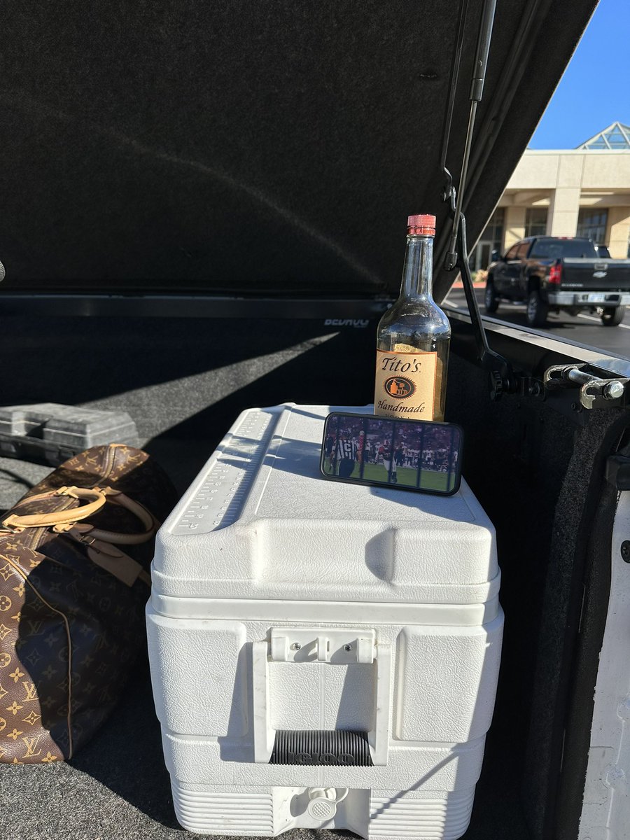 _LaurenWard's tweet photo. Made it to Norman, hotel tailgate going strong while we wait for check-in.

#sicembears #readyforOU https://t.co/h70A6UgnGv