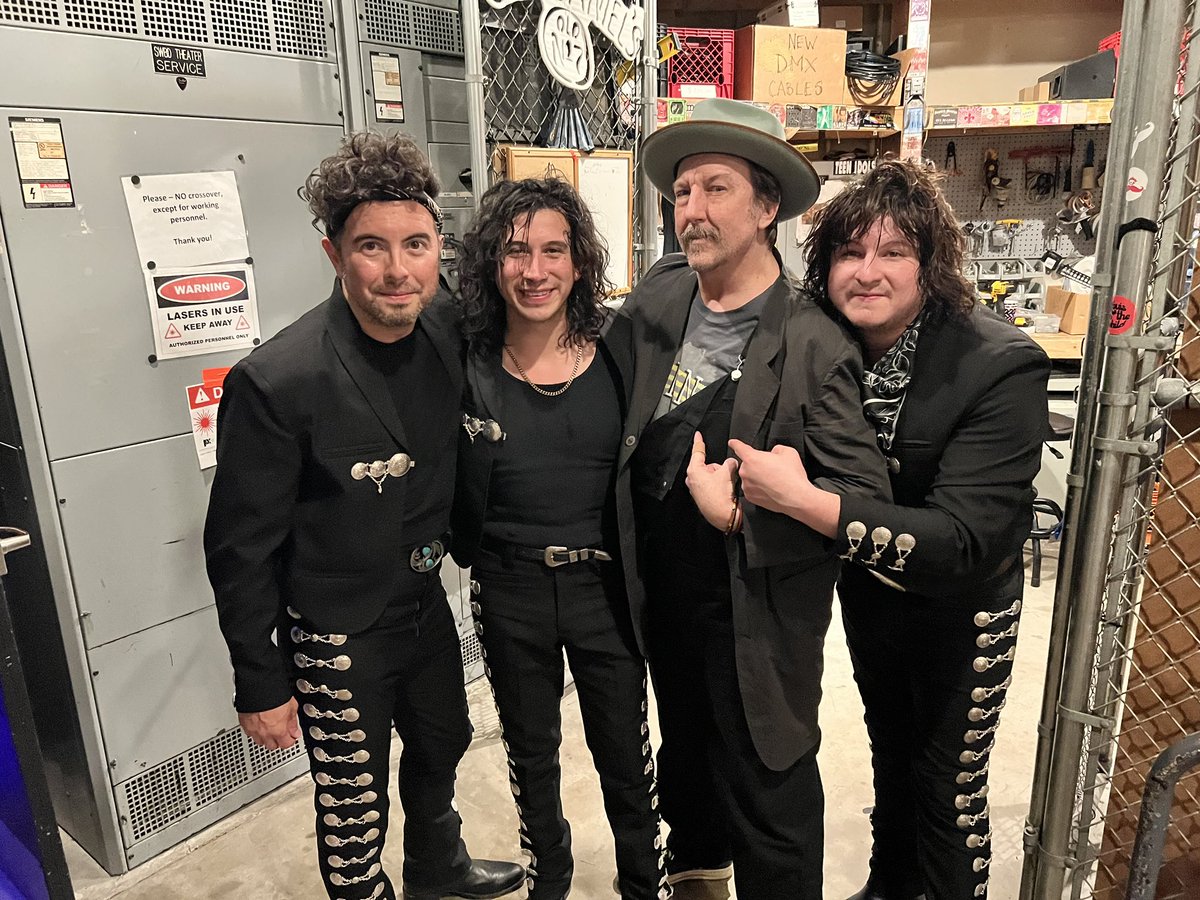 lastbandoleros's tweet photo. Last night with our buddy @scotthessel
W/ @ginblossoms in St. Louis. What a blast. #texflex #tour #ginblossoms https://t.co/3aWWxpOlgr