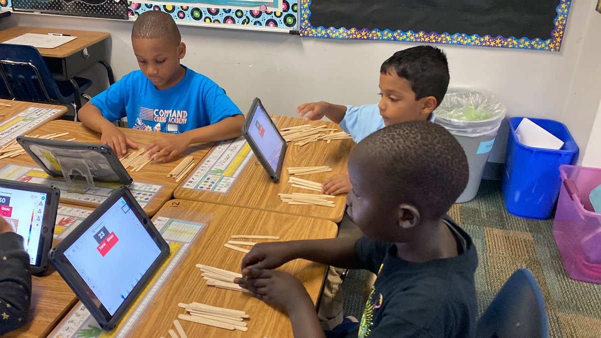 MsRuizLVE1st's tweet photo. Math brains are hard at work! Building numbers with craft sticks by making bundles of ten to count more efficiently! #cfbproud @LaVillitaElem @LVE1st https://t.co/ty9IG6zE1n