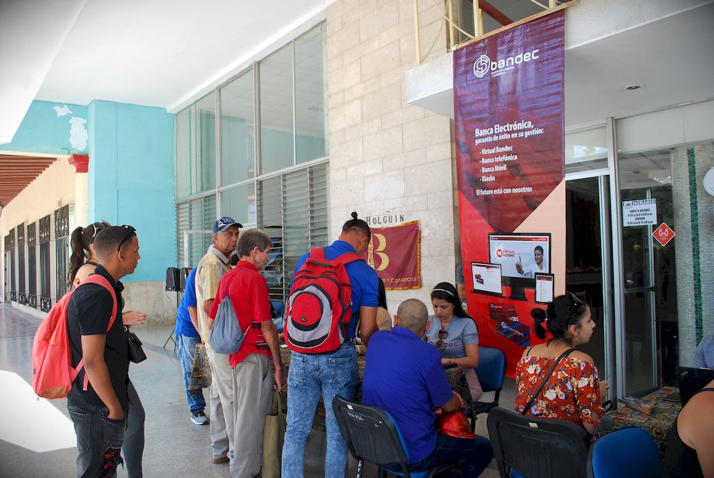 #BandecHolguín Feria Comercial en el portal de la Biblioteca Alex Urquiola de la ciudad de #Holguín. Aprovecha y saca tu matriz o telebanca y se beneficiará del #ComercioElectrónico.