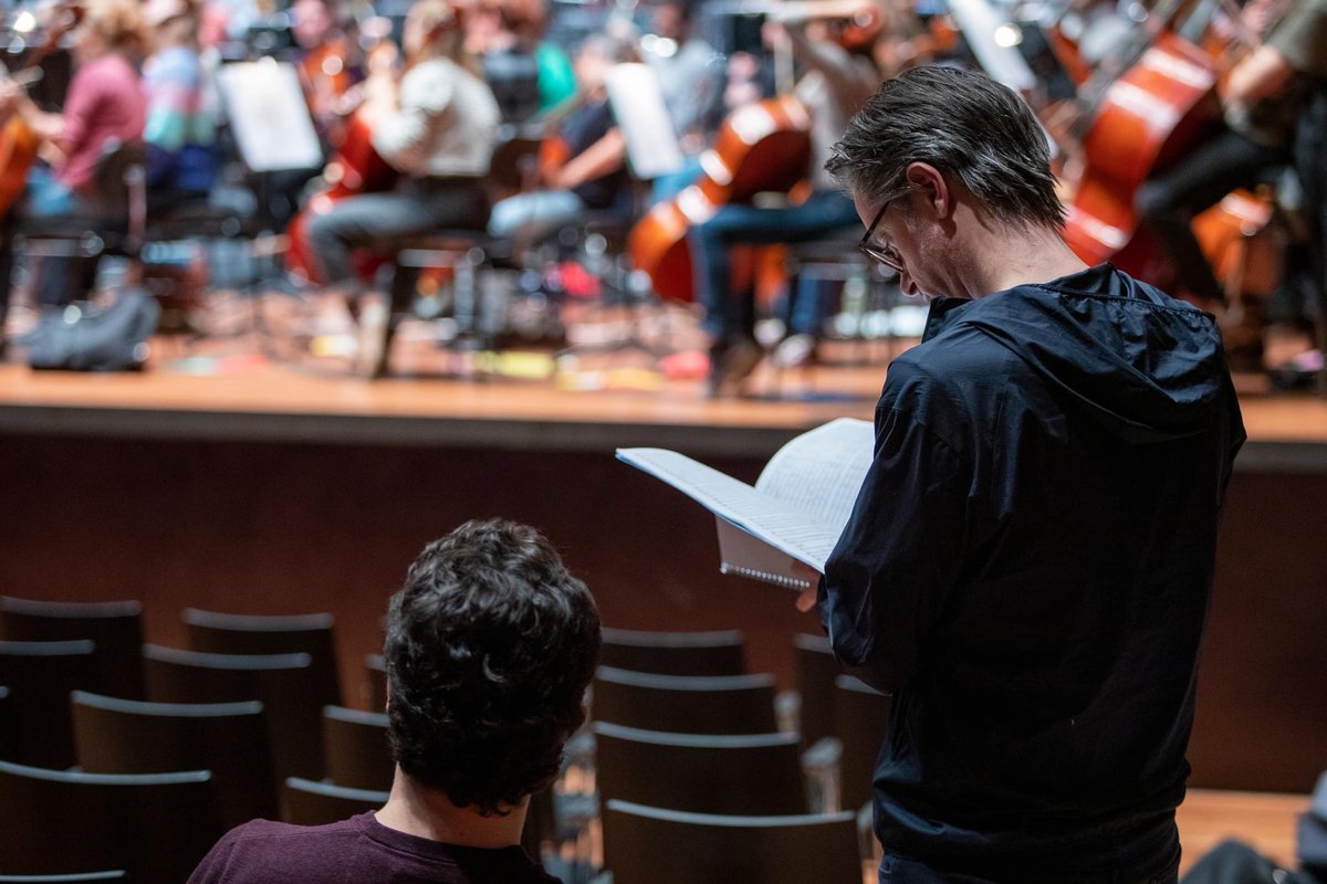 Letzte Absprachen bei den Proben zu unserem 2. Abo-Konzert von morgen Sonntag im <a href="/_burghof/">Burghof Lörrach</a>, wo wir das spektakulär-multimediale «Piano Concerto» des dänischen Komponisten <a href="/s_steenandersen/">Simon Steen-Andersen</a> mit @baldurbronniman und @nicolashodges aufführen.