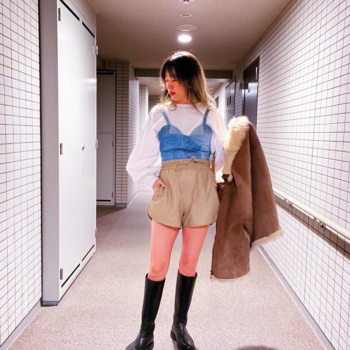 ppg0430's tweet photo. いつ着たらいいかわかんないアウターはいま着たらいいのか😚

ムートンポンチョ#cinquanta 
デニムビスチェ#editforlulu 
ブラウス#epine 
レザーショートパンツ#yvesalomon 
ブーツ#caminando 

#fashion #fashionista #fashionblogger #ootd #outfit #style #styleblogger #stylist https://t.co/9WFZYLxJoY