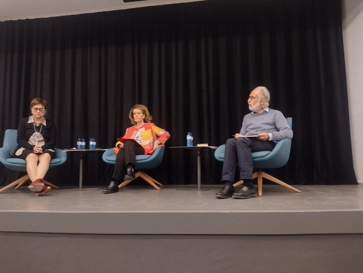alfonsmpuig's tweet photo. A @museuemporda art, literatura i paisatge, amb @mmcuartiella, #EnricTubert i @MVilallonga a qui m'ha agradat saludar; dins el centenari @BiblioFigueres i l'expo @Empordoneses '20 obres essencials i 100 anys de lectura publica', comissariada per Pilar Farrés i Mercè Cuartiella. https://t.co/RQ4qyQvetR