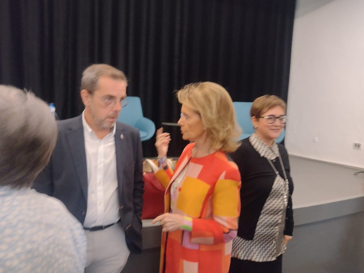 alfonsmpuig's tweet photo. A @museuemporda art, literatura i paisatge, amb @mmcuartiella, #EnricTubert i @MVilallonga a qui m'ha agradat saludar; dins el centenari @BiblioFigueres i l'expo @Empordoneses '20 obres essencials i 100 anys de lectura publica', comissariada per Pilar Farrés i Mercè Cuartiella. https://t.co/RQ4qyQvetR