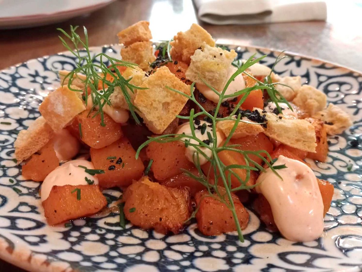 juanluisrecio's tweet photo. En #Uskar proponen disfrutar de #ensaladas y platos como el original y colorido carpaccio de remolacha con pesto y scamorza o la otoñal ensalada de calabaza asada con yogurt, especias y frutos secos. Otra... https://t.co/AL273JnPkN #Madrid #restaurantes #otoño https://t.co/5u0xYVMP0n