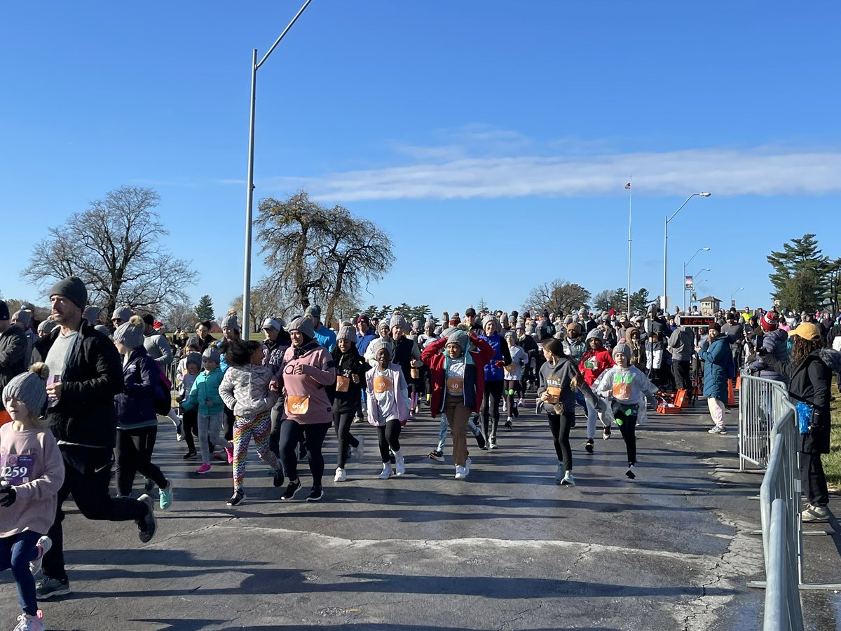 SkyPierce21's tweet photo. Beautiful cold morning in KC supporting @GOTRKC with @YVCKC! Check out the turn out! #girlpower #empower #girlsontherunkc #volunteer #everydayforward #WINforKC #YVCKC https://t.co/wwXxRG3vU9