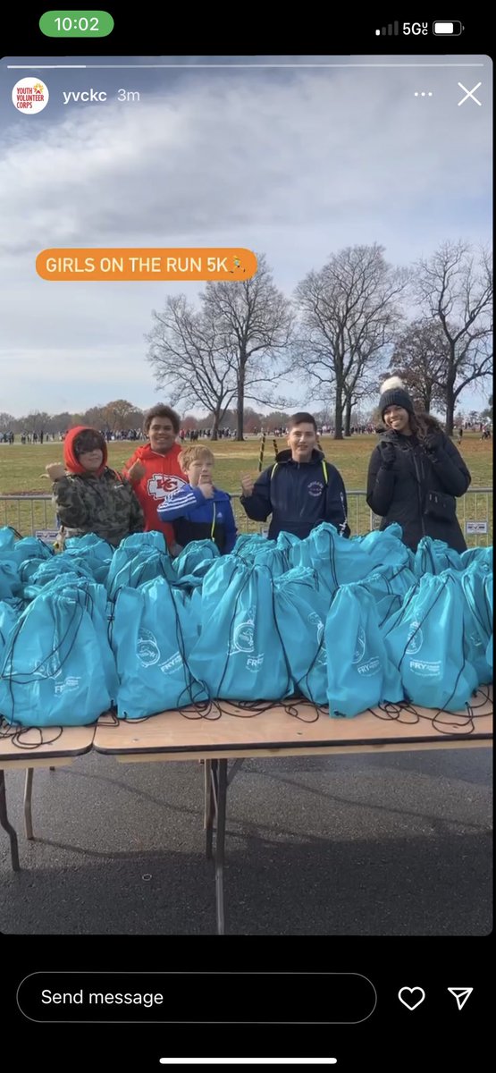 SkyPierce21's tweet photo. Beautiful cold morning in KC supporting @GOTRKC with @YVCKC! Check out the turn out! #girlpower #empower #girlsontherunkc #volunteer #everydayforward #WINforKC #YVCKC https://t.co/wwXxRG3vU9