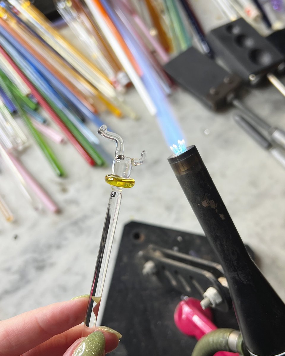 CoralsGlass's tweet photo. For the doll that dabs 🍯💁♀️✨
#coralsglass #miniatures #diyminiatures #dollhouseminiatures #coralstinyworld #borosilicate #borosilicateglass #uvreactive https://t.co/kLlWgcmPyP