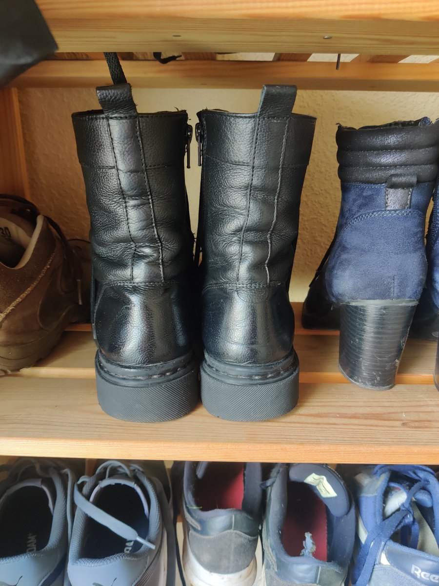 Hier sieht man den Unterschied zwischen poliert und nicht poliert sehr gut, der unter Teil der Haken glänzt sehr viel stärker