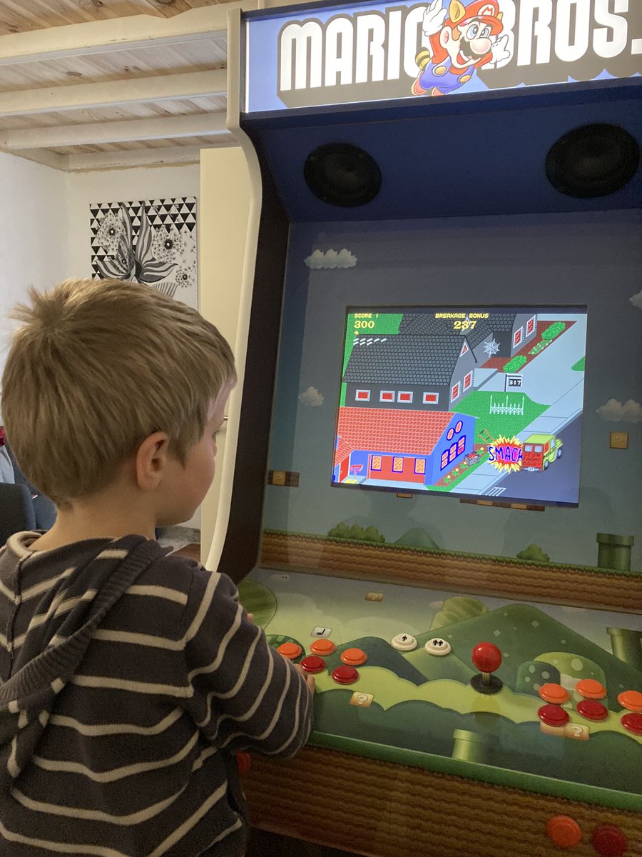« Mais pourquoi il est garé là ? Il a rien à faire là ! ». Bébé apprend à jouer à Paperboy… #RetroGaming #retropie