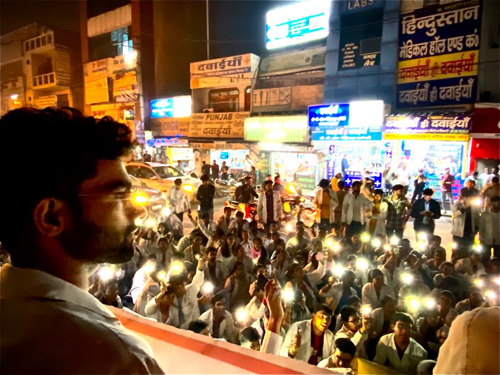 RDA_India's tweet photo. FordaIndia: RT @a_m4n__: This is what happened in PGIMS Rohtak when students were on a peaceful strike to remove the bond policy. Students were joining hands pleading infront of them, but police used all types of forces from draging them to using cold wa… https://t.co/RCHt43yhQc