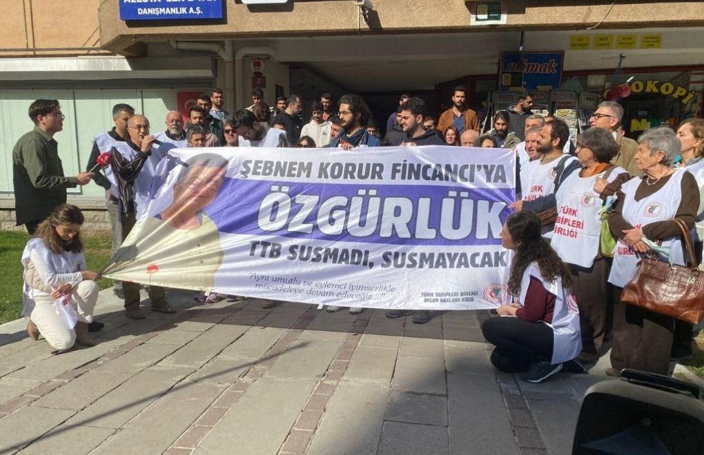 TTB İNSAN HAKLARI KOLU EYLEMİ : "Biz hekimiz; halk bize nefes, biz halka nefesiz" 

bit.ly/3T6rbYE