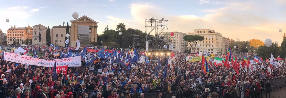 "Questa piazza dice che va cercata con urgenza la via della #pace. Non c'è politica degna che non abbia la pace nella sua agenda". Andrea #Riccardi #EuropeForPeace