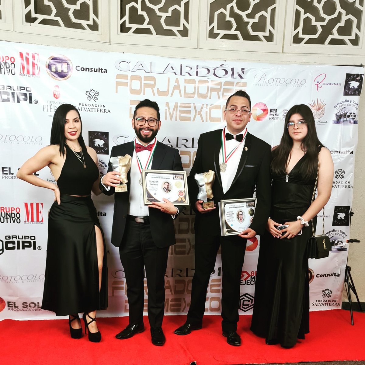 Arlette_MuE's tweet photo. Amigo @Tzoye_Chacon muchas felicidades por el merecido reconocimiento a tu gran labor en fundación Programa Nacional De Asistencia Jurídica. 
#GalardónForjadoresDeMéxico https://t.co/sRhchOAOSL