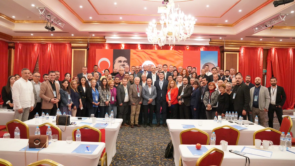 81 ilden gelen il bilişim sorumlularımız ile İzmir’de partimizin teknolojik araçlarının ve iletişim teknolojilerinin etkin kullanılması adına verimli bir çalıştay gerçekleştirdik. Katılan,katkı sunan tüm yol arkadaşlarıma teşekkür ediyorum. Artık CHP iktidarının zamanı gelmiştir.