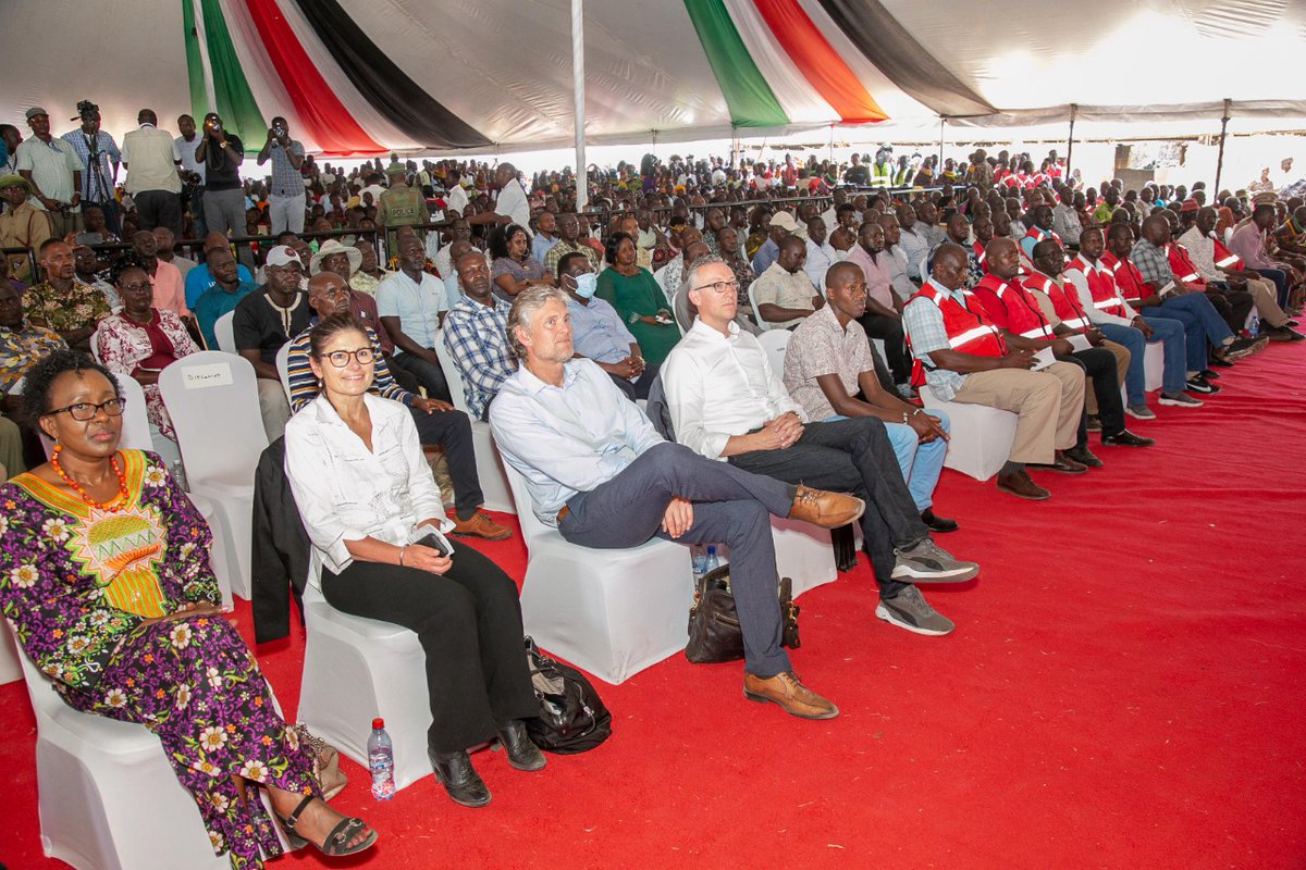 WilliamsRuto's tweet photo. Making Kenya food secure is our long term priority. We are subsidizing farm inputs, laying a solid foundation to harvest water and construct more dams to enable irrigation so that we can reliably feed our people. https://t.co/pZwhf8oGAg