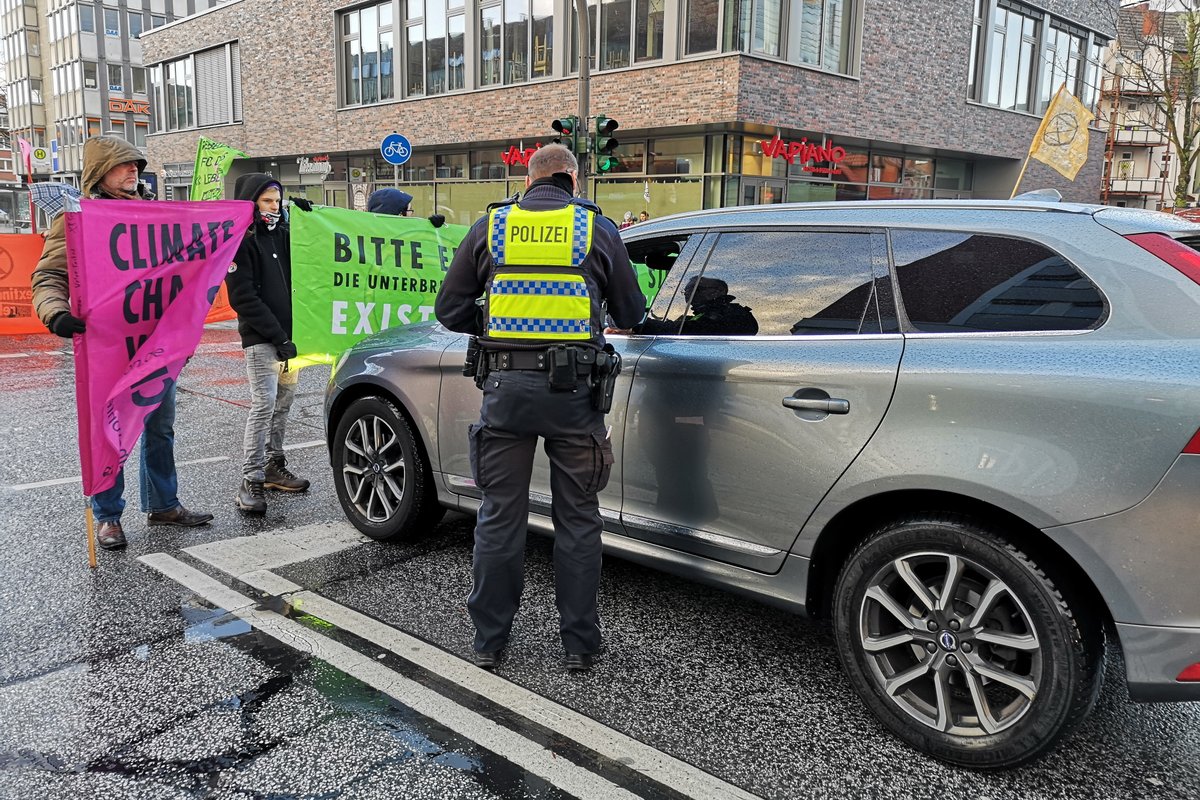 Die Klimaschutz-Aktivisten der Bergedorfer Gruppe von #extinctionrebellion (XR) haben für heute ab 12 Uhr wieder mehrere Straßenblockaden an der Bergedorfer Straße (B5) in Höhe der Fußgängerampel in Höhe Neuer Weg geplant. Die Straßenblockaden sind angemeldet und genehmigt.