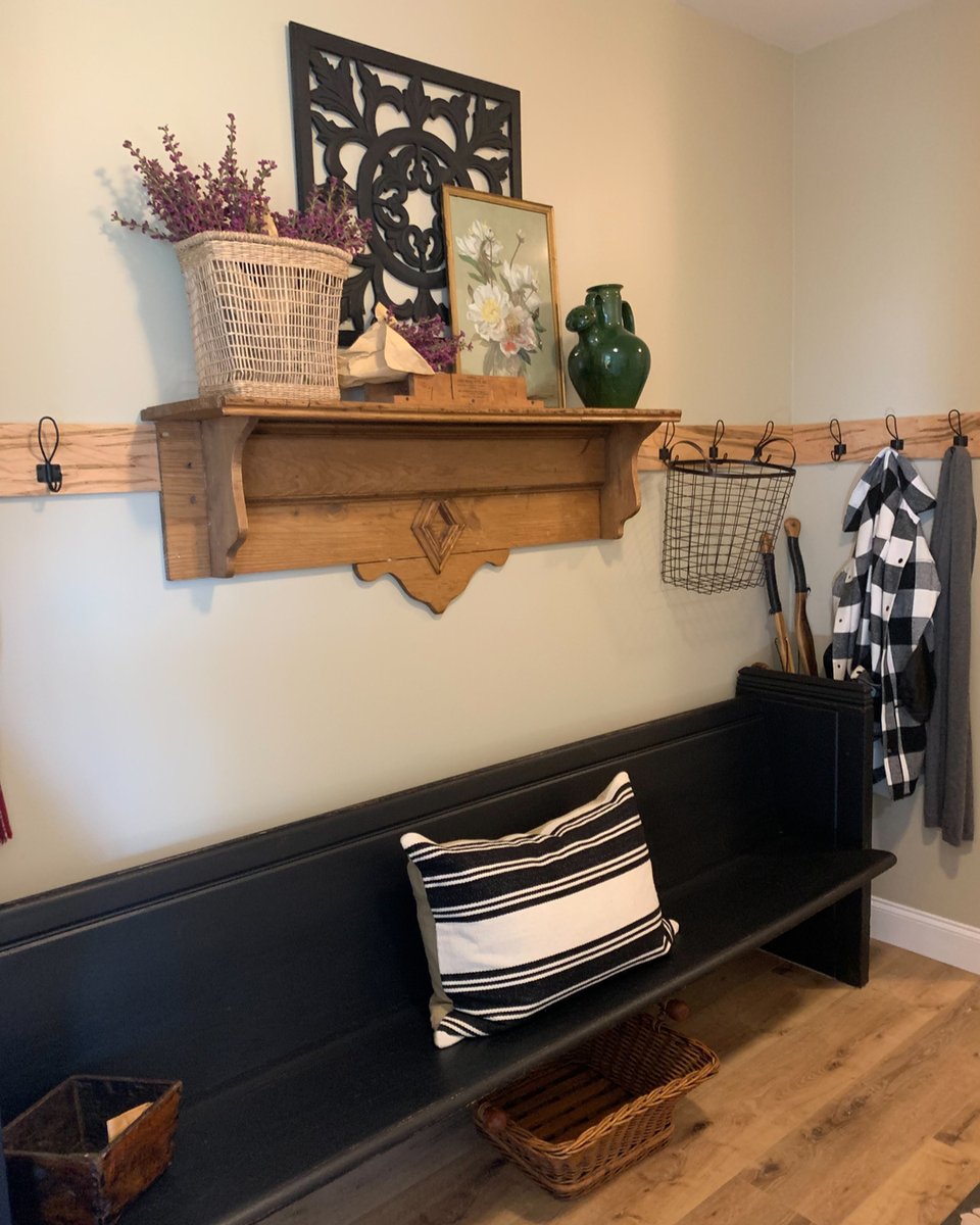 PatrickStDesign's tweet photo. A client's terrific redo of her #mudroom is the perfect contrast with #OldWhite from #FarrowandBall and a black bench and accessories.
@patrickstreetinteriors #farrowandball #paint #luxurypaint #interiordesign #frederickmd, #homeinspiration #marylanddesign #wallinspiration #ne https://t.co/nvXANz3WmK