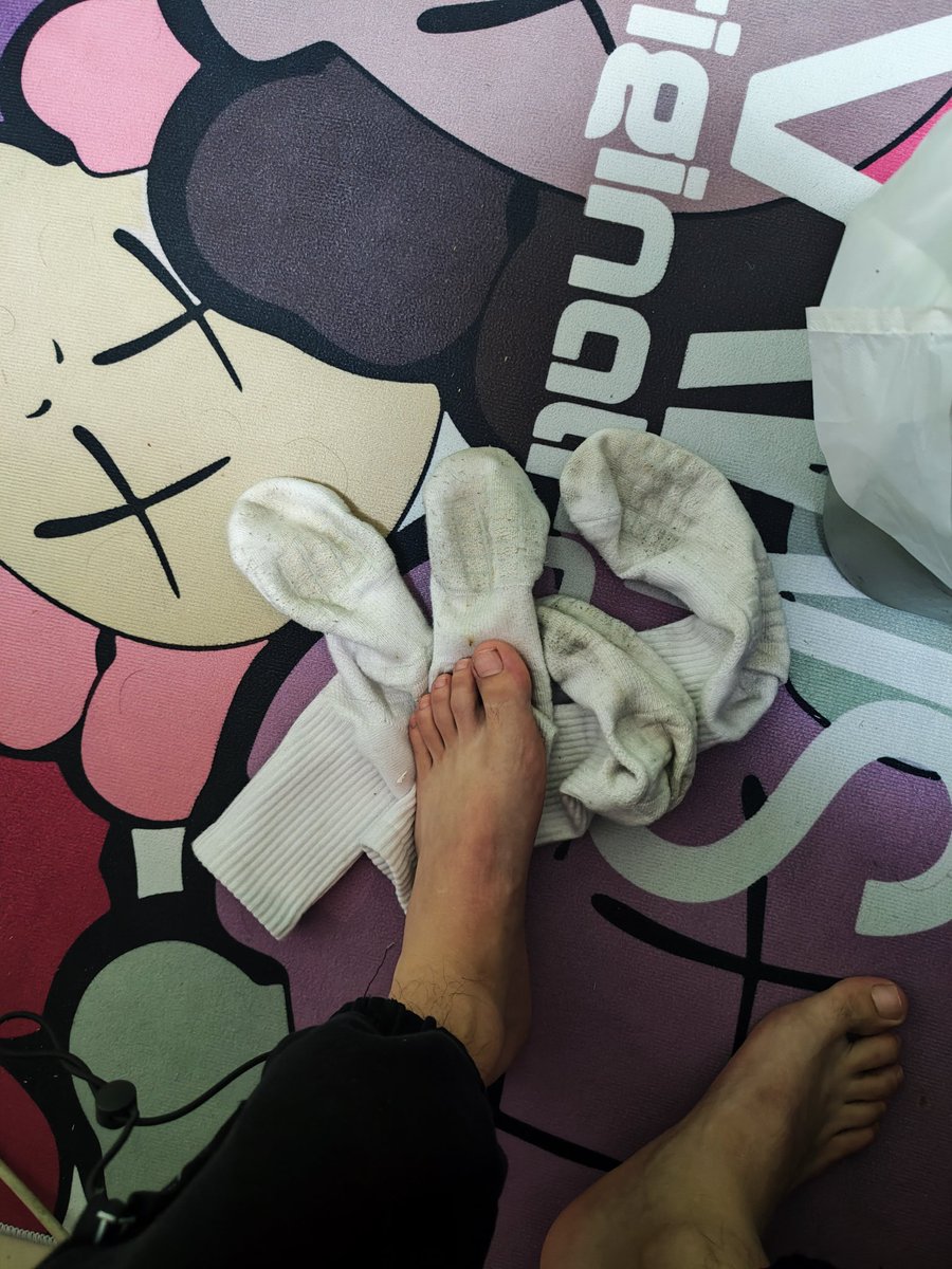 gll8096's tweet photo. 想要原味的骚狗，狗叫一声
#原味袜子 #出售 https://t.co/lTMhMKzdCv