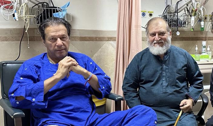 اس شخص کا اسقدر منصوبہ بندی والے قاتلانہ حملے سے بچ نکلنا اللہ کی نشانیوں میں سے ہے ، یقیننا اللہ اس سے کوئی کام لینا چاہتا ہوگا ۔ ایسا بلند حوصلہ شخص ہی انتخاب ہوتا ہے