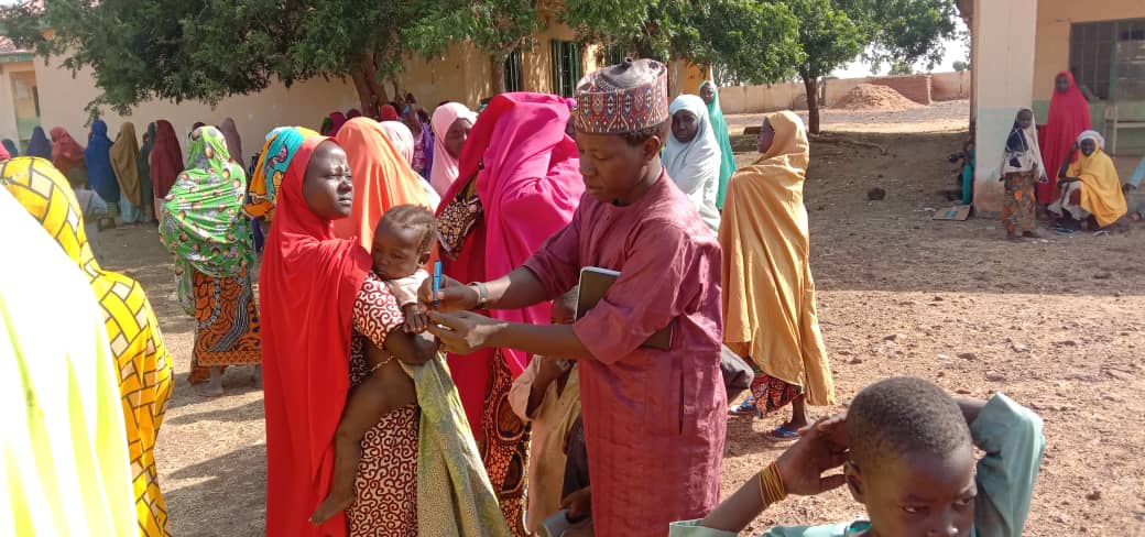 ElharrisMuhamm1's tweet photo. WHO LGAF Gada LGA of Sokoto state supporting vaccination teams at Long-lasting Insecticide nets (LLINs) distribution point, a lot of eligible children were immunized with nOPV2 vaccine. https://t.co/wm8D5MDolP