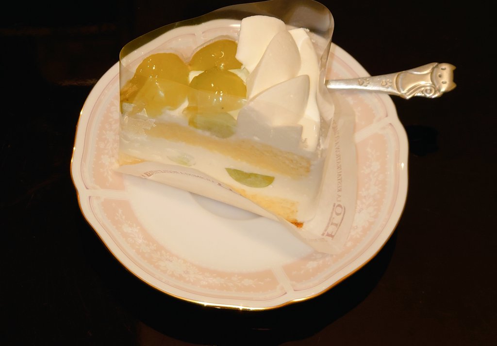 「シャインマスカットが乗ったケーキ食べたい。 」|naviyu_elin@電子体のイラスト