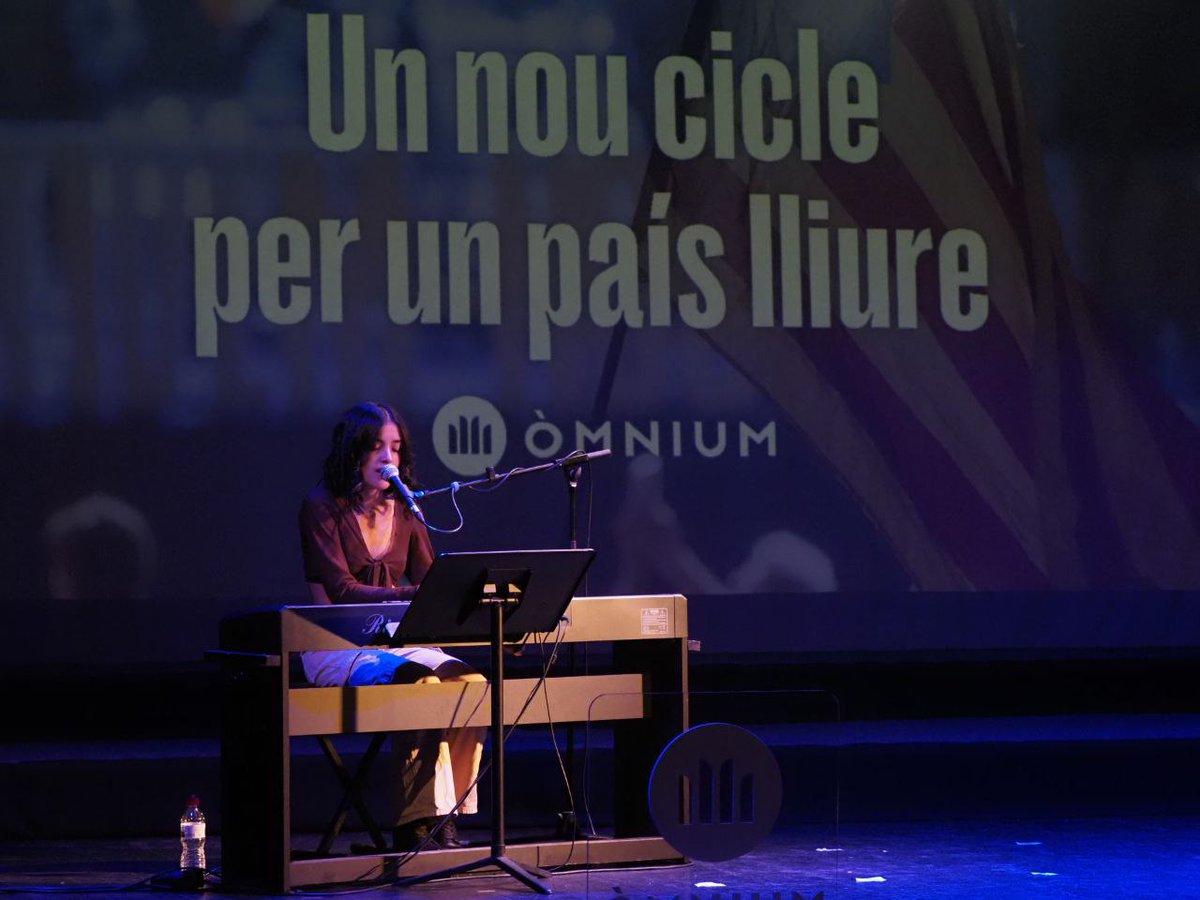 omnium's tweet photo. 🔸 Ara fa 10 anys vam fer pública la declaració de Santa Coloma, comprometent-nos amb la independència com a via imprescindible per defensar la llengua, la cultura i la cohesió

Avui reivindiquem aquella declaració perquè la República catalana continua sent imprescindible https://t.co/x9tHtiVUan
