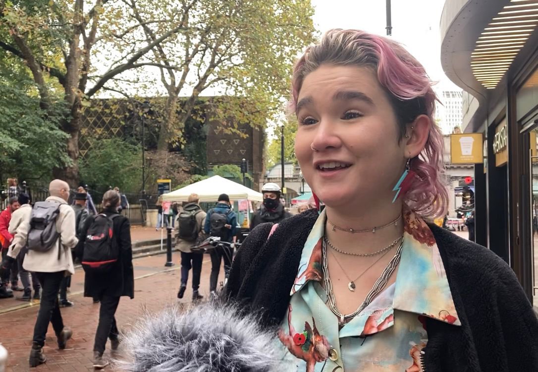 VoiceOfLondonUK's tweet photo. Starting off coverage of the People’s Assembly March with a bang. Ran into Phoebe Plummer for a quick chat before the March begins. @JustStop_Oil @pplsassembly #VanGoghSoup https://t.co/apJ91zHWfo