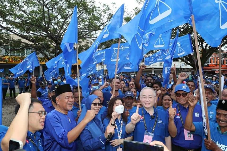 LingTianSoon1's tweet photo. @weekasiongmp, Calon BN No. 1💙bagi Parlimen Ayer Hitam.
Ingat BN ingat Calon no 1.
Ayuh kita undi Demi Kestabilan & Kemakmuran.
#WeeTogether #P148 #HebatAyerHitam https://t.co/lrTDER4YOY