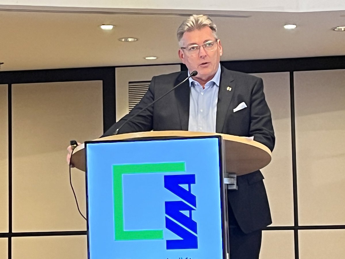 Würdiger Abschluss der #Jahreskonferenz des #VAA in <a href="/Duesseldorf/">Stadt Düsseldorf</a>: Der Präsident des politischen Dachverbandes @ULA_Verband @ra_mrfear von <a href="/deutschetelekom/">Deutsche Telekom</a> spricht zur Rolle der #Führungskräfte im politischen Diskurs und informiert über aktuelle Initiativen der #ULA.