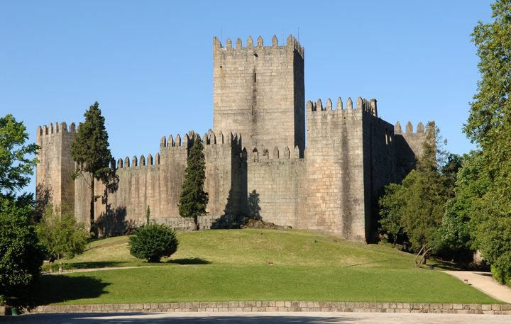 Histórias de Defesa

O Castelo de Guimarães foi construído no s. X com o intuído de ser um mosteiro. Mais tarde, foi adaptado à função de fortaleza e castelo. É considerado o berço de Portugal por ter sido o local onde D. Afonso Henriques terá nascido. #TurismoMilitar