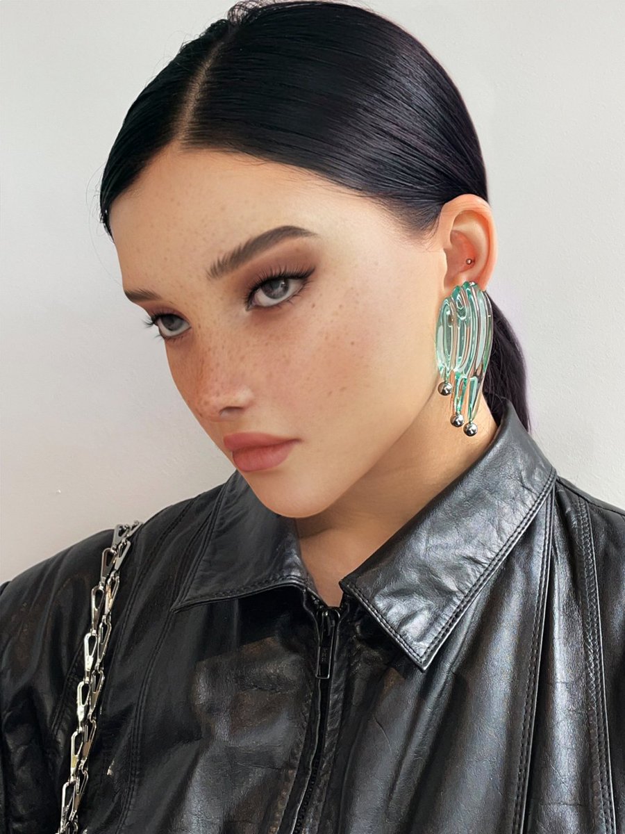Hello! My name is Astra from <a href="/ffface_me/">FFFACE.ME</a> and I recently move to Paris to pursue my dream to become a 3D fashion designer.
I work on my own brand ASTRA’S with multiple inspirations <a href="/maisonmargiela/">NBAFanHouse</a> @balenciaga 
👽