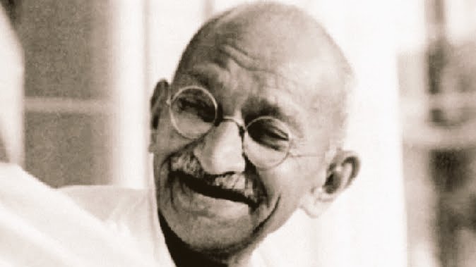HistoryCell's tweet photo. गांधीजी एक बड़े आदमी के यहाँ ठहरे थे। शाम की प्रार्थना का वक़्त था और काफ़ी लोग प्रार्थना में जमा हुए थे। प्रार्थना शुरू करने का वक़्त हुआ। गांधीजी ने कहा "बिजली का स्विच बंद कर दो। जहाँ बिजली का स्वीच था वहीं घर के मालिक बैठे थे पर अपनी आदत के अनुसार उन्होंने नौकर को आवाज़ लगाई। https://t.co/eBc2IMDeLH