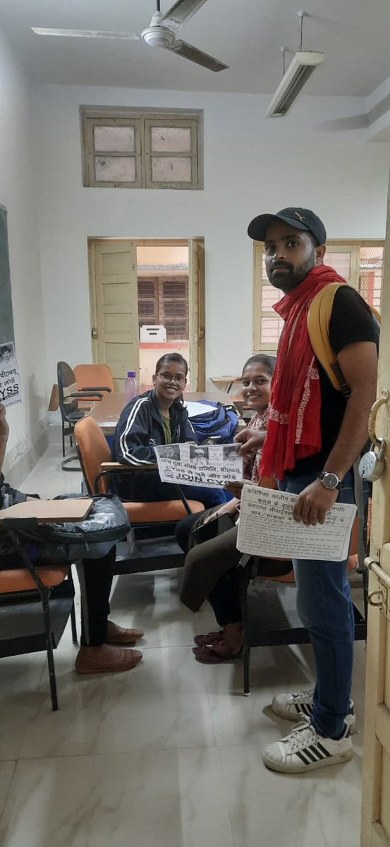 CYSS_BHU's tweet photo. अनिश्चितकालीन धरने का 23 वें दिन भी संघर्ष जारी है।
जब तक #फ़ीस_वृद्धि वापस नहीं होती है तब तक @CYSS_BHU इकाई संघर्ष जारी रखेगा। इसी बीच #CYSS_BHU से जुड़ने के लिए #JOIN_CYSS अभियान भी चलाया गया। https://t.co/g5l38lTe8x