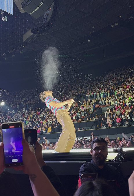 yourebestever's tweet photo. Whalerry moment!π³
#LoveOnTourLA #LoveOnTourLosAngeles #Residency7 #HarryStyles #HarryStylesLA
Iβm voting for Harry Styles for Artist of the Year at the #AMAs
credits to the owners https://t.co/ZSKlkbzgEN