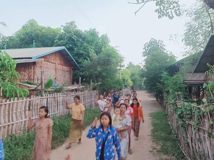 miN13700's tweet photo. The protesters of "Our village searching for no savior" strike in Yinmarbin township continued their daily anti-coup protest on November 5.

#HelpMyanmarIDPs
#2022Nov5Coup
#WhatsHappeninglnMyanmar https://t.co/jzMYWKaIXI