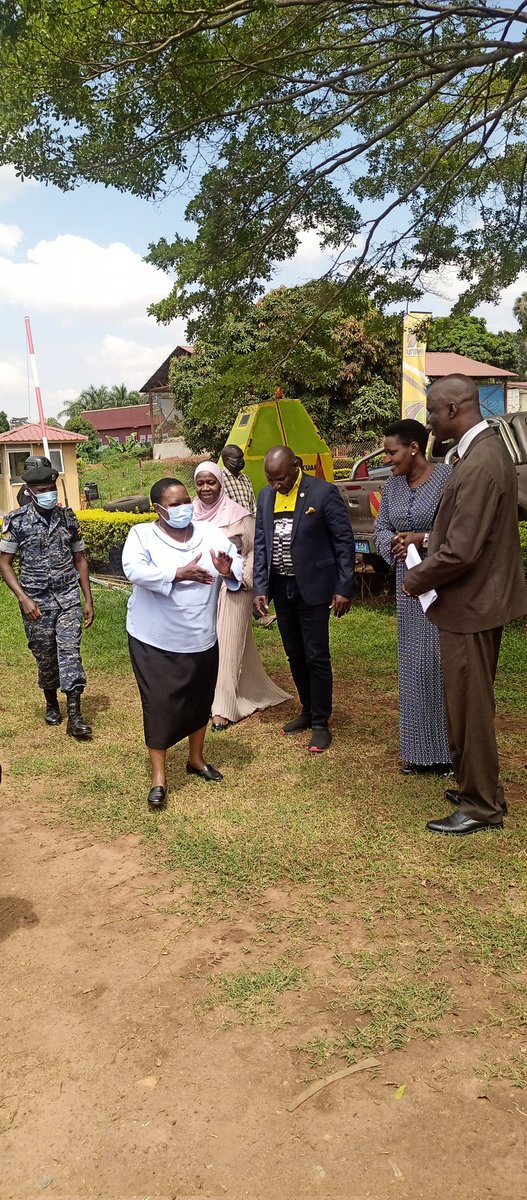 Prime Minister @RobinahNabbanja is at @UNRA_UG offices in Kyambogo leading a team of ministers and technical people for service delivery baraza on roads,health services, education, drugs in Wakiso District. The aim is to ensure value for money for @GovUganda funds