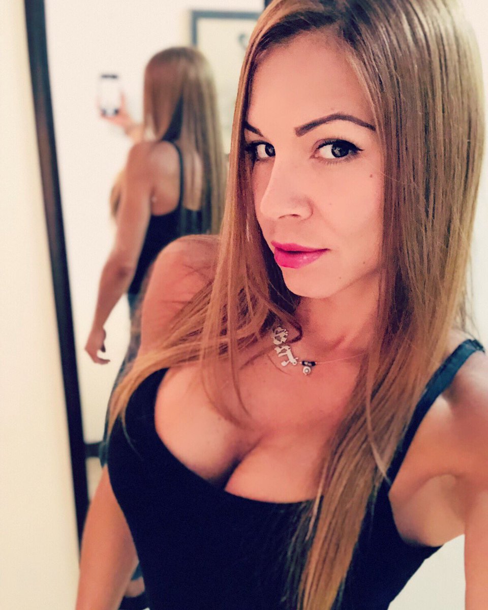 marianaadrian's tweet photo. Un día eres joven y al siguiente, llegas a los 41 años 😅 #HappyBirthday 
𝐓𝐨 𝐌𝐞 🍷#Sabado de locuras y celebración 🍾 https://t.co/ie5COgXgYE