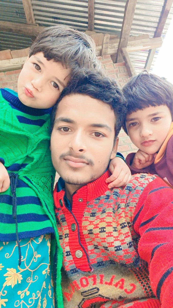 HamzaAkbarpur's tweet photo. छोटे बच्चों की मुस्कान में एक खूबी है,
ग़म चाहे कितना भी बड़ा हो दो पल में मिटा देती है !
#bacpan https://t.co/VkqXFw9Wh5