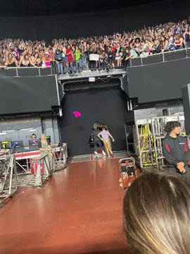 yourebestever's tweet photo. Harry leaving the stage!
#LoveOnTourLA #LoveOnTourLosAngeles #Residency7 #HarryStyles #HarryStylesLA
Iβm voting for Harry Styles for Artist of the Year at the #AMAs
credits to the owners https://t.co/LTV79H30kL