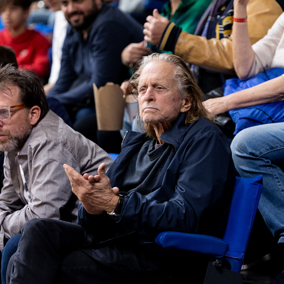 Metropolitans92's tweet photo. Quel honneur d'avoir accueilli 𝐌𝐢𝐜𝐡𝐚𝐞𝐥 𝐃𝐨𝐮𝐠𝐥𝐚𝐬 le temps d'un match 🤩

🆚 @limogescsp 

#GoMets92 #BetclicELITE  @LNBofficiel https://t.co/syzMvCpct2