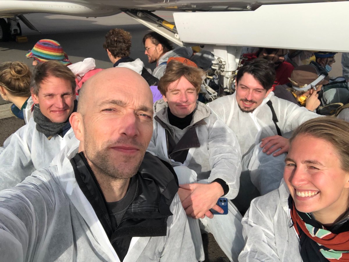 NLRebellion's tweet photo. We blokkeren op dit moment met zo’n 500 rebellen de privat jets op #Schiphol #SOSvoorhetKlimaat #StopPrivéjets🔥🔥🔥 https://t.co/jqMUDkmAe0