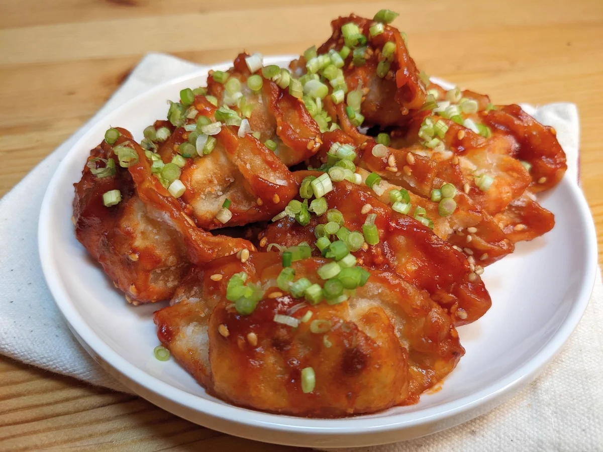 チルド餃子が大変身！おつまみに最適な「ヤンニョム揚餃子」。